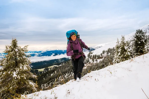 Femme randonnée en montagne — Photo