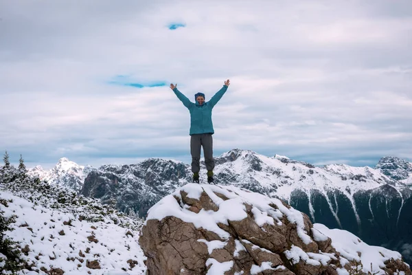 Middle aged woman on mountain peak against beautiful mountains Travel Success — Stock Photo, Image