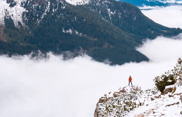 Medelålders kvinna på bergstopp mot vackra berg Travel Success — Stockfoto