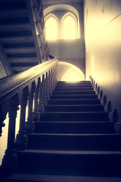 Terk edilmiş merdiven ve eski evinde Oda — Stok fotoğraf