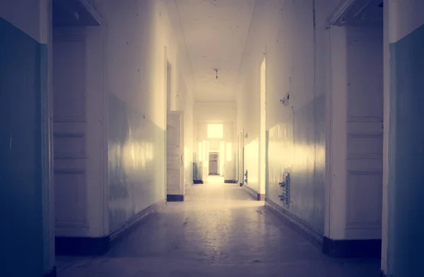 Abandoned long corridor and room in old house — Stock Photo, Image