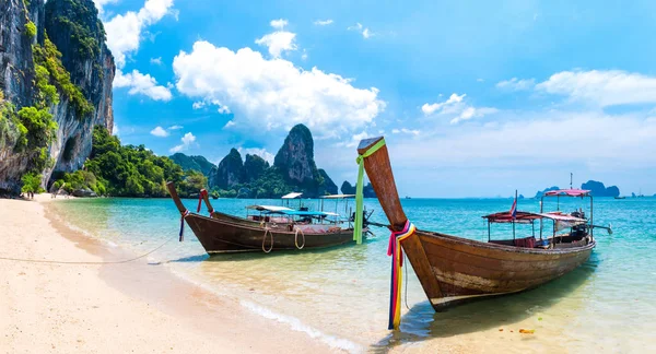 Długi ogon łodzi tropikalnej plaży, Krabi, Tajlandia — Zdjęcie stockowe