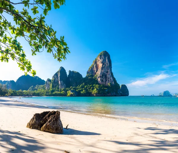 Cennet Railay beach deniz ve kireçtaşı Krabi Thailand