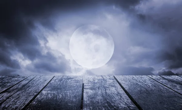 Sfondo Halloween. Cielo spettrale con luna piena e tavolo di legno — Foto Stock