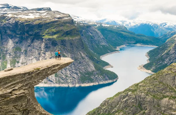 Ζευγάρι ποζάρει στο Trolltunga Νορβηγία — Φωτογραφία Αρχείου