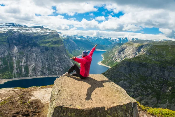 Mulher desportiva posando em Trolltunga Noruega — Fotografia de Stock
