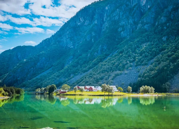 Hardanger fiordo Noruega paisaje . — Foto de Stock