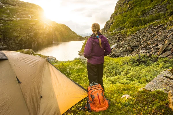 Turist çadır ve dağlar gün batımı Norveç'te kadın — Stok fotoğraf