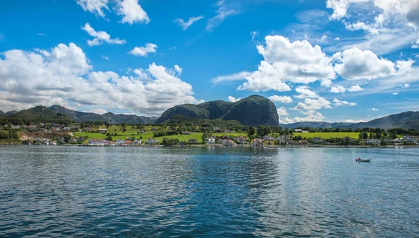 Norvég fjord és a hegység nyári Lysefjord, Norvégia — Stock Fotó