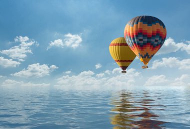 kleurrijke hete lucht ballon vliegen over de blauwe zee
