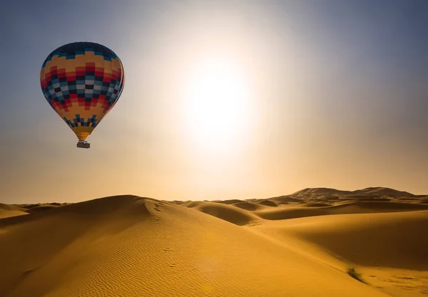 日出时的沙漠和热气球景观 — 图库照片
