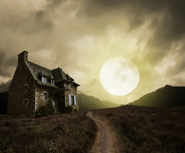 Halloween background with old house — Stock Photo, Image