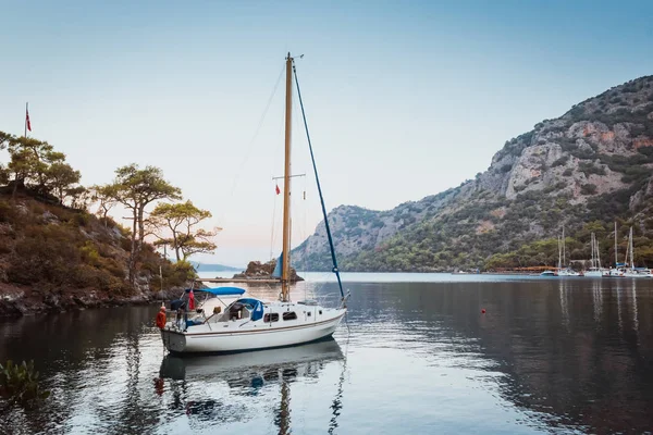 Barco en el Mar Egeo. Bodrum Mugla, Turquía — Foto de Stock