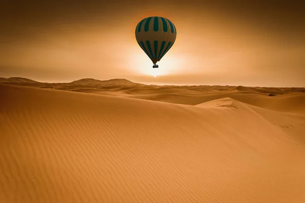 Desierto y globo aerostático Paisaje al amanecer — Foto de Stock