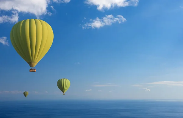 多彩的热空气气球飞翔在蔚蓝的大海 — 图库照片