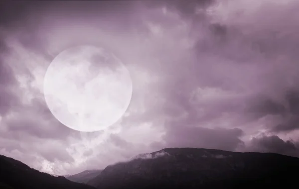 Sfondo Halloween. Montagne spettrali con luna piena — Foto Stock