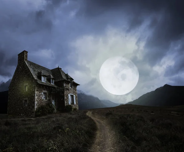 Cadılar Bayramı arka plan eski ev ile — Stok fotoğraf