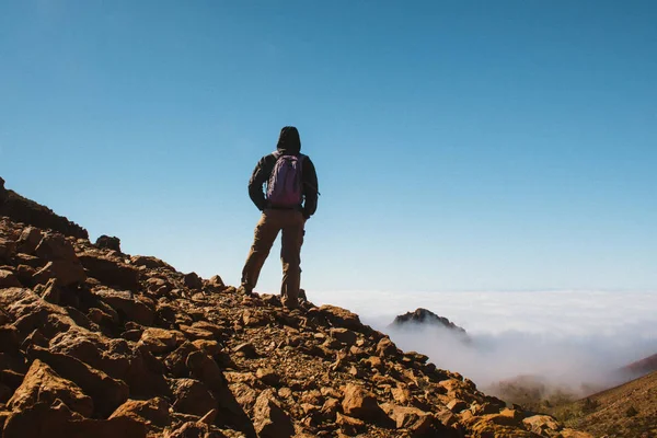 Sport man ovanpå berget. Teneriffa Kanarieöarna — Stockfoto