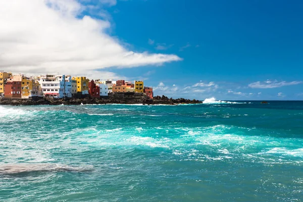 Weergave van kleurrijke huizen van Punta Brava van strand Jardin in Puerto de la Cruz, Tenerife, Canarische eilanden, Spanje — Stockfoto