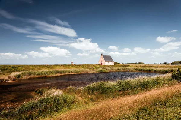 Verano Paisaje bretagne con iglesia antigua, Francia — Foto de Stock