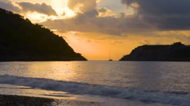 Güzel gün batımı Beach, ışık demeti Türk deniz manzarası, Marmaris, Türkiye