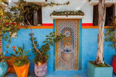 Fas dekore çeşme ile Mozaik Karolar Rabat