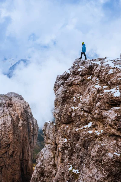 Kvinna Top Rock Seger Framgångskoncept Sella Ronda Dolomiterna Italien — Stockfoto