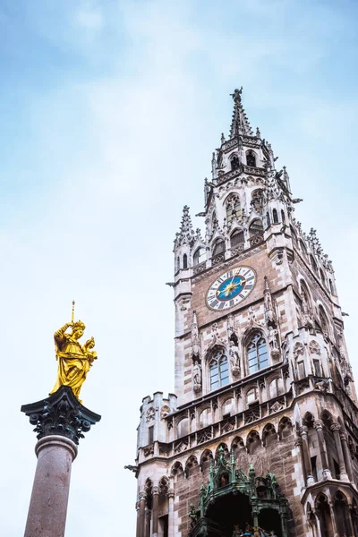 Obelisco frente al ayuntamiento de Munchen, Alemania — Foto de Stock