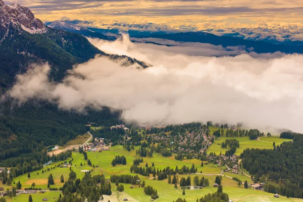 Paesaggio montano dopo la prima neve — Foto Stock