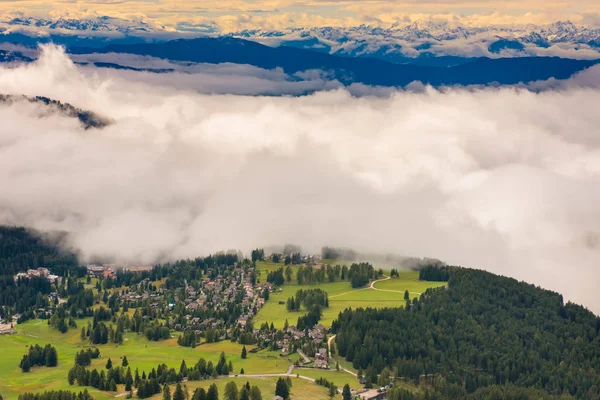 Paisaje de montaña después de la primera nieve — Foto de Stock