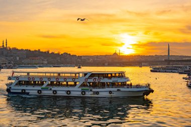 Haliç Istanbul'daki turist teknede günbatımı, Türkiye