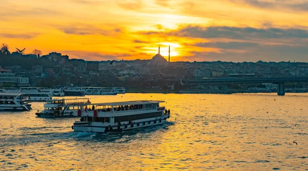 Bateau touristique à Golden Horn Istanbul au coucher du soleil, Turquie — Photo