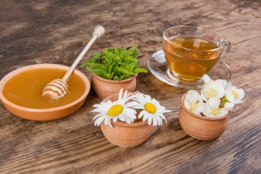 Yeşil çay Kupası tatlım nane ahşap arka plan