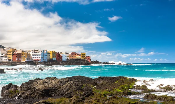 Weergave van kleurrijke huizen van Punta Brava van strand Jardin in Puerto de la Cruz, Tenerife, Canarische eilanden, Spanje — Stockfoto