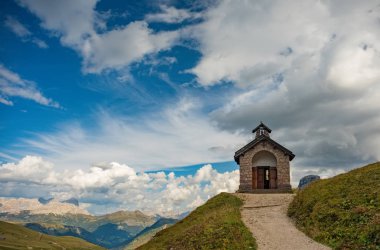 küçük kilise Passo Pordoi Dolomites, İtalya