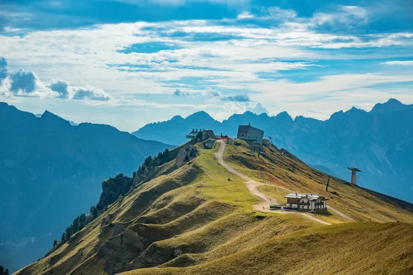Ορεινό τοπίο με μονοπάτι και refudjio, Passo Prdoi, Δολομιτικές Άλπεις, Ιταλία — Φωτογραφία Αρχείου