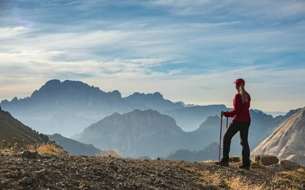 Sportieve jonge vrouw op hoogteweg bergen van de Dolomieten, Italië — Stockfoto