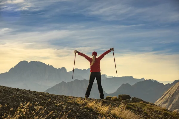 Urheilullinen nuori nainen vuoristoradalla Dolomites Mountains, Italia — kuvapankkivalokuva