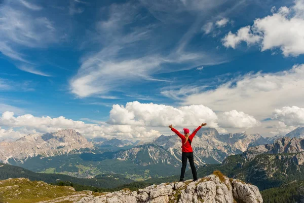 Sportowy młoda kobieta na szlak górski Dolomity, Włochy — Zdjęcie stockowe