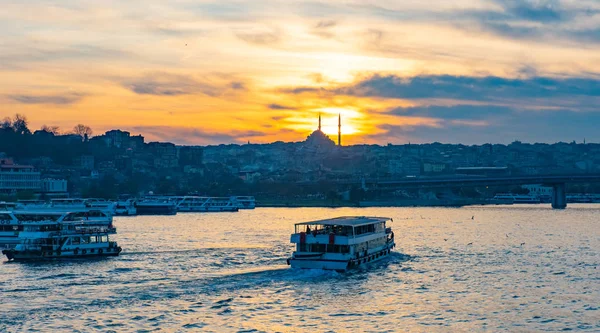 Bateau touristique à Golden Horn Istanbul au coucher du soleil, Turquie — Photo