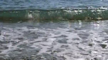 Sahil boyunca deniz su sörf hareketin yakın çekim