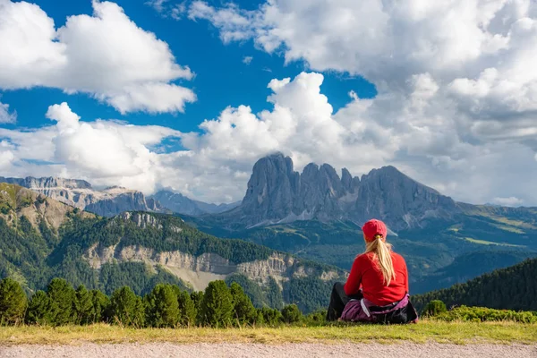 Sportieve jonge vrouw op hoogteweg bergen van de Dolomieten, Italië — Stockfoto