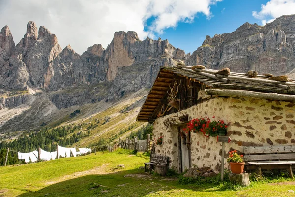 Vackra bergslandskap i rifujio Brogles i Dolomiterna Italien — Stockfoto