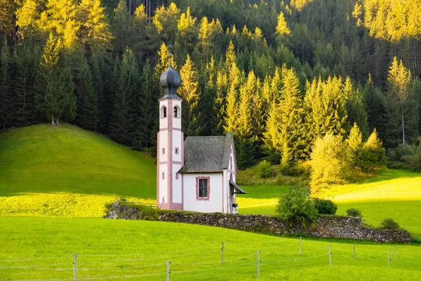 St. Johann Kilisesi, Santa Maddalena Dolomites İtalya — Stok fotoğraf