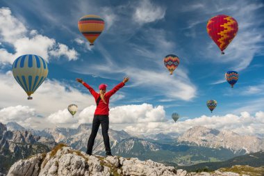 sportif kız ve sıcak hava balonları. Özgürlük, başarı, başarı, mutluluk