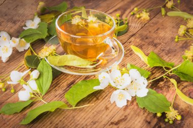 Fincan çay ıhlamur Yasemin ahşap arka plan üzerinde