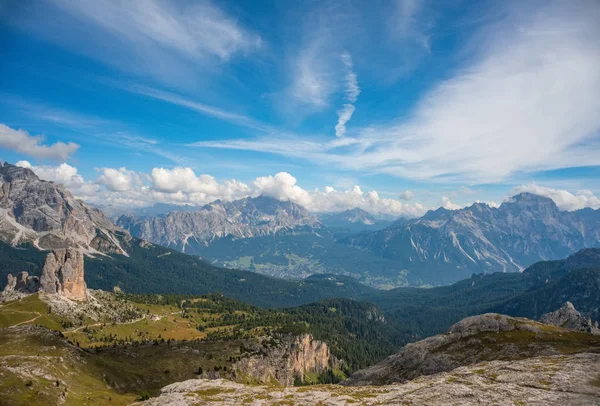 夏天山风景看法对肾上腺皮质激素 d Ampesso, 白云岩阿尔卑斯, 意大利 — 图库照片