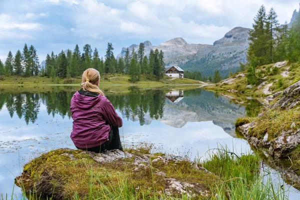 Kadın rahatlatıcı yakınındaki güzel göl Federa Dolomites İtalya tarafından — Stok fotoğraf