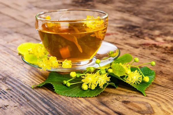 Fincan çay ve ıhlamur ahşap arka plan üzerinde