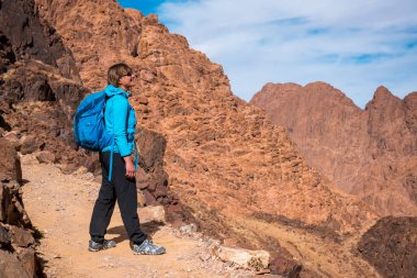 Kadın Hiker sırt çantası ile zevk çöl görünümünde
